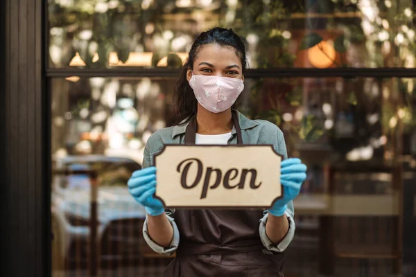 Femme Propriétaire Café Avec Masque Facial Ouvre Après Quarantaine Verrouillage — Photo