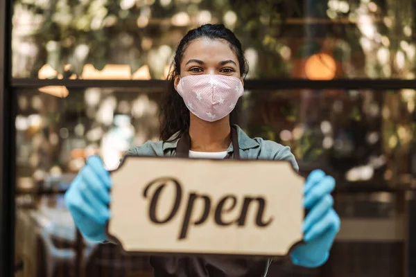 Donna Proprietario Caffetteria Con Maschera Apre Dopo Quarantena Isolamento — Foto Stock