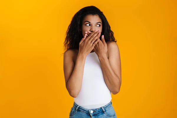 Verrast Geschokt Jonge Afrikaanse Vrouw Dragen Casual Kleding Geïsoleerd Gele — Stockfoto