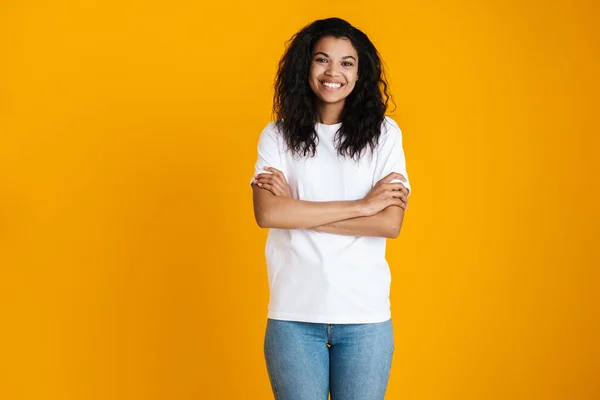 Attraktiv Glad Ung Afrikansk Kvinna Bär Casual Kläder Stående Isolerade — Stockfoto