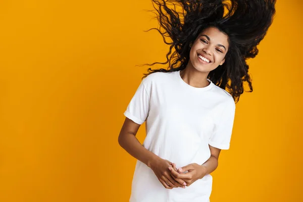 Portret Van Een Opgewonden Jonge Afrikaanse Vrouw Casual Kleding Geïsoleerd — Stockfoto