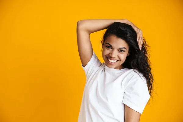 Atractiva Joven Africana Feliz Con Ropa Casual Pie Aislado Sobre — Foto de Stock