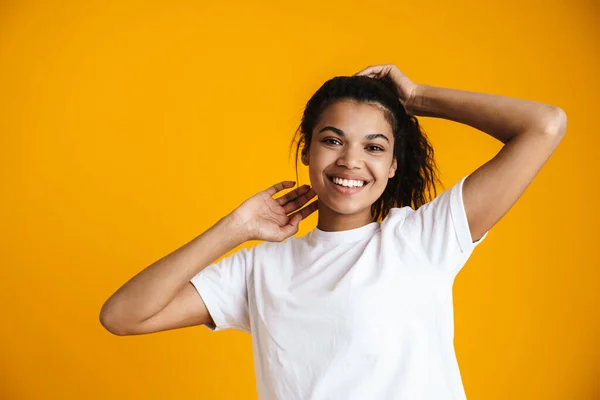 Attraktiv Glad Ung Afrikansk Kvinna Bär Casual Kläder Stående Isolerade — Stockfoto