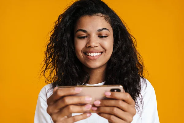 Sorrindo Mulher Africana Usando Telefone Celular Isolado Fundo Branco — Fotografia de Stock