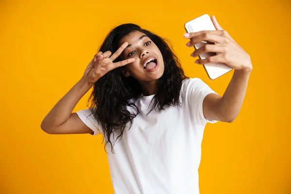 Psmiling Joven Africana Tomando Selfie Con Teléfono Móvil Sobre Fondo — Foto de Stock