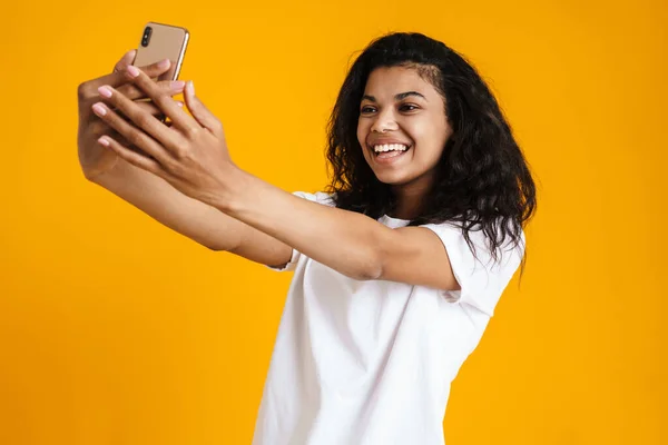Sonriente Joven Africana Con Ropa Casual Tomando Una Selfie Aislada — Foto de Stock