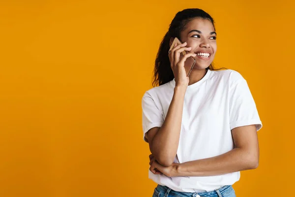 Szczęśliwa Afro Amerykańska Kobieta Rozmawia Przez Telefon Żółtym Tle — Zdjęcie stockowe