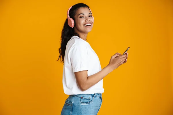 Imagem Mulher Americana Africana Feliz Fones Ouvido Sorrindo Usando Telefone — Fotografia de Stock