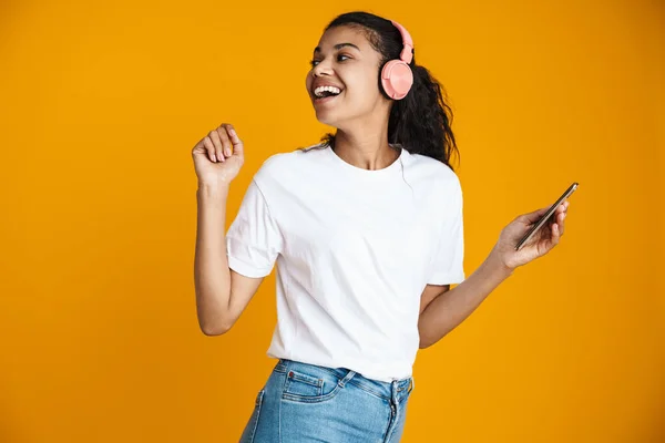 Imagen Una Mujer Afroamericana Feliz Con Auriculares Sonriendo Usando Teléfono —  Fotos de Stock