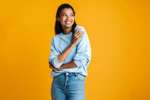 Attraktiv Glad Ung Afrikansk Kvinna Bär Casual Kläder Stående Isolerade — Stockfoto