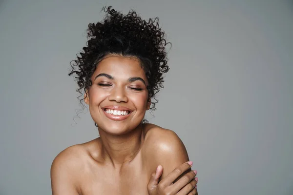 Imagem Mulher Americana Africana Sem Camisa Posando Sorrindo Para Câmera — Fotografia de Stock