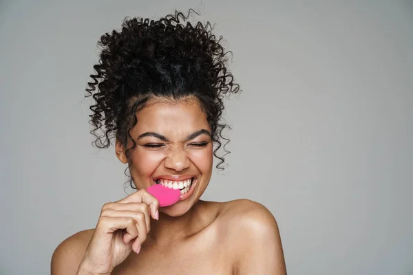 Image Shirtless African American Woman Biting Cosmetic Sponge Isolated Grey — Stock Photo, Image