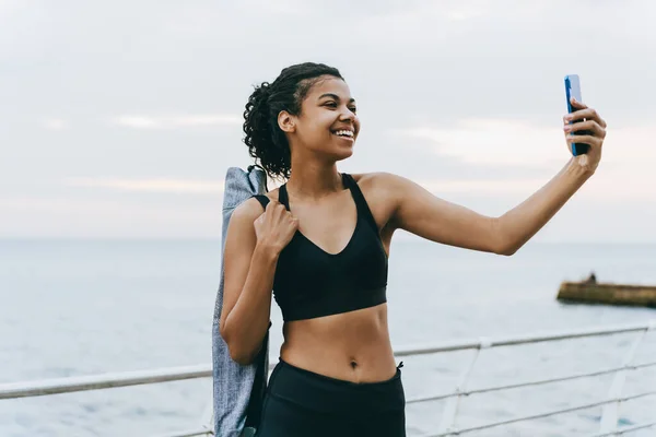 Mosolygó Afro Amerikai Sportoló Képe Amint Szelfit Készít Mobilon Sétányon — Stock Fotó