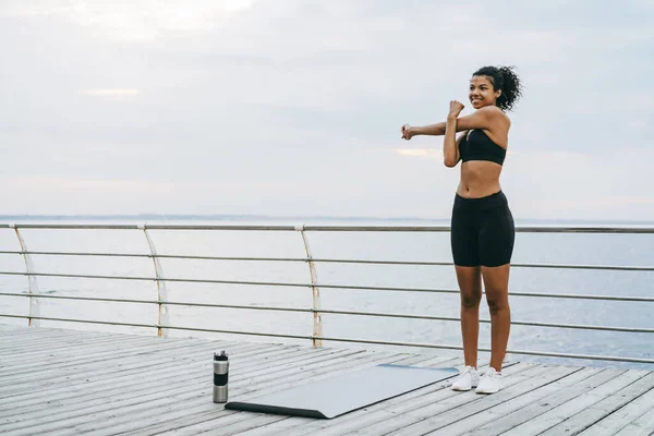 Kép Mosolygó Afro Amerikai Sportoló Gyakorlása Közben Edzés Mat Sétányon — Stock Fotó