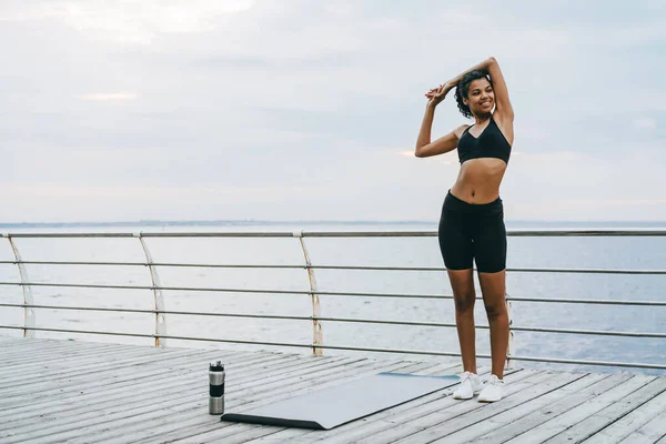 Imagem Sorrindo Esportista Afro Americano Fazendo Exercício Enquanto Trabalhava Tapete — Fotografia de Stock