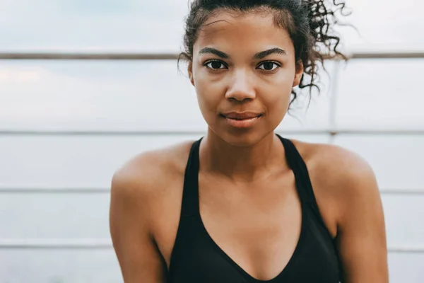 Immagine Focalizzata Sportiva Afroamericana Posa Guardando Macchina Fotografica Sul Lungomare — Foto Stock