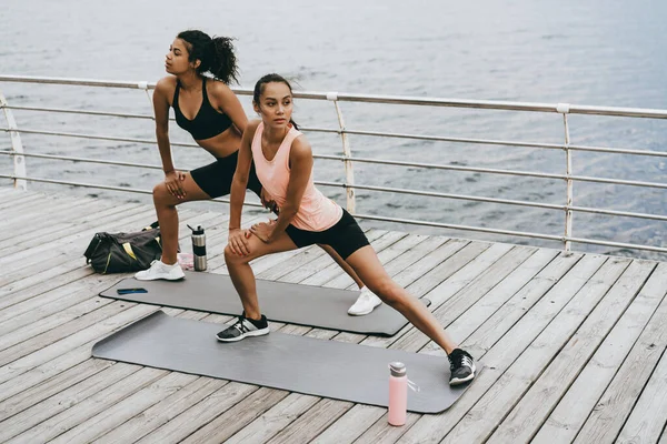 Bild Fokussierter Multinationaler Sportlerinnen Beim Training Auf Matten Der Promenade — Stockfoto