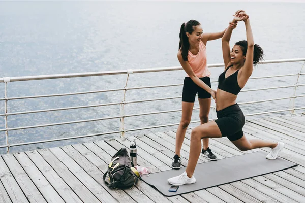 Imagen Una Deportista Afroamericana Sonriente Haciendo Ejercicio Con Entrenador Yoga — Foto de Stock