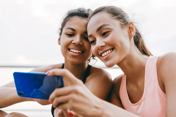 Gezinti Güvertesinde Otururken Cep Telefonu Kullanan Çok Uluslu Sporcu Kadınların — Stok fotoğraf