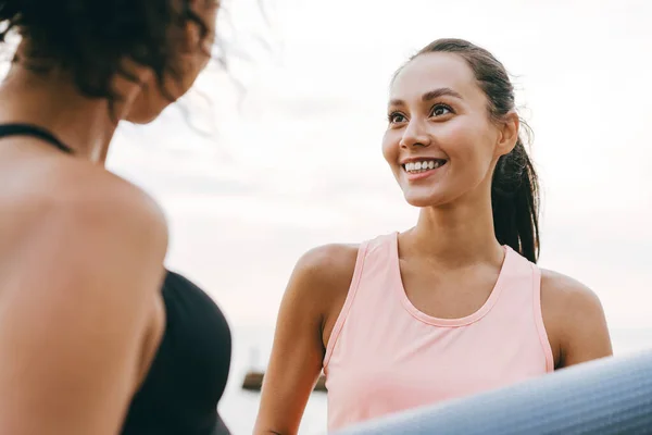 Imagen Deportistas Multinacionales Alegres Sonriendo Hablando Después Del Entrenamiento Paseo — Foto de Stock