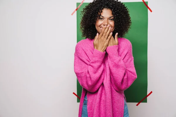 Bild Von Fröhlichen Afrikanisch Amerikanischen Frau Lächelt Und Bedeckt Ihren — Stockfoto