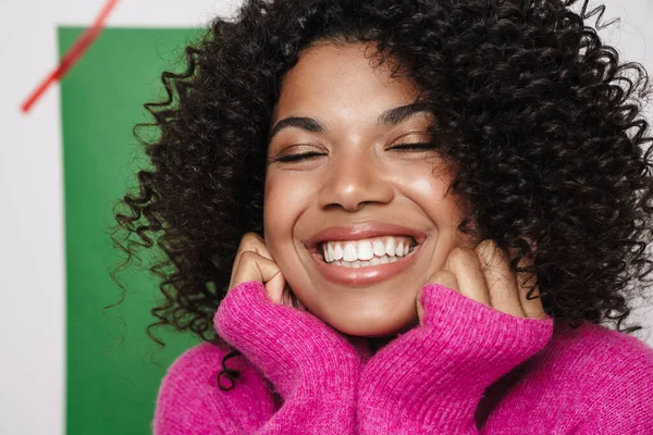 Imagem Mulher Americana Africana Engraçada Sorrindo Olhando Para Câmera Isolada — Fotografia de Stock