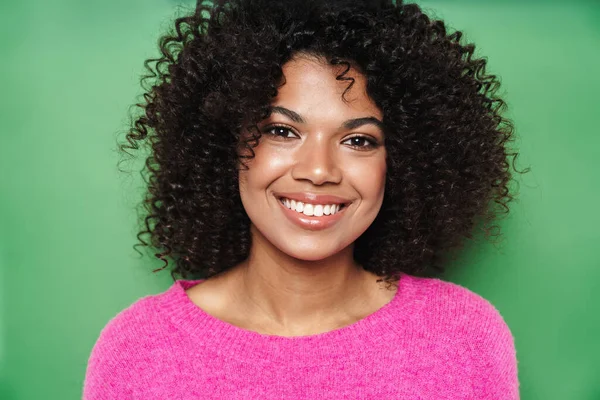 Imagen Feliz Mujer Afroamericana Sonriendo Mirando Cámara Aislada Sobre Fondo — Foto de Stock