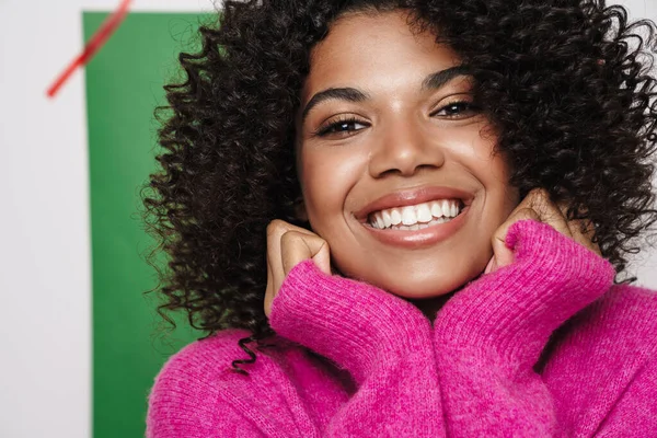 Image Une Femme Afro Américaine Drôle Souriante Regardant Caméra Isolée — Photo