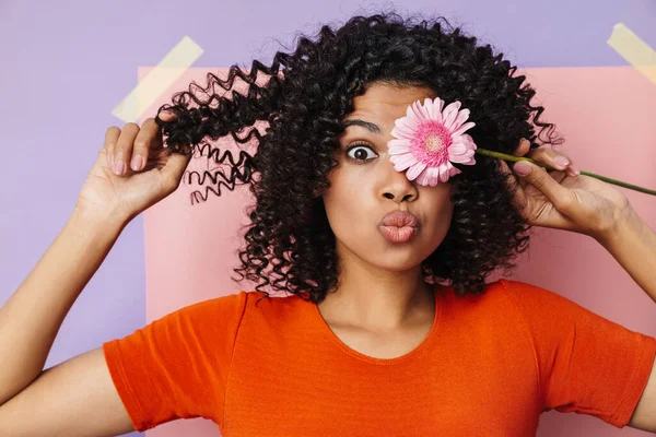 Bild Von Amüsanten Afrikanisch Amerikanische Frau Macht Spaß Mit Blume — Stockfoto