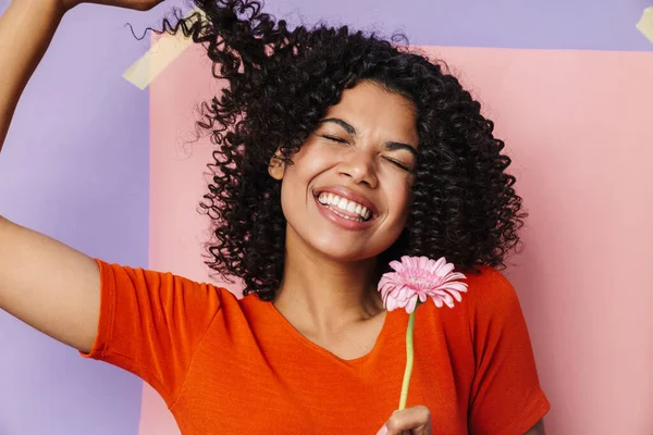 Bild Von Fröhlichen Afrikanisch Amerikanische Frau Macht Spaß Mit Blume — Stockfoto