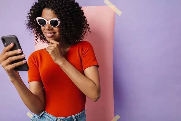 Image Happy African American Woman Smiling While Using Cellphone Isolated — Stock Photo, Image