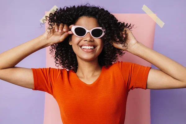 Image Heureuse Femme Afro Américaine Lunettes Soleil Souriant Caméra Isolée — Photo