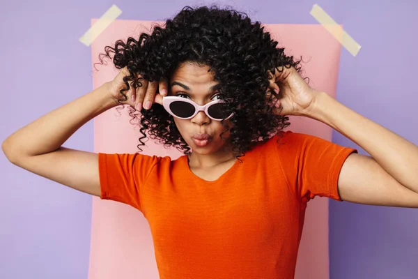 Imagen Divertida Mujer Afroamericana Gafas Sol Haciendo Labios Beso Aislados — Foto de Stock