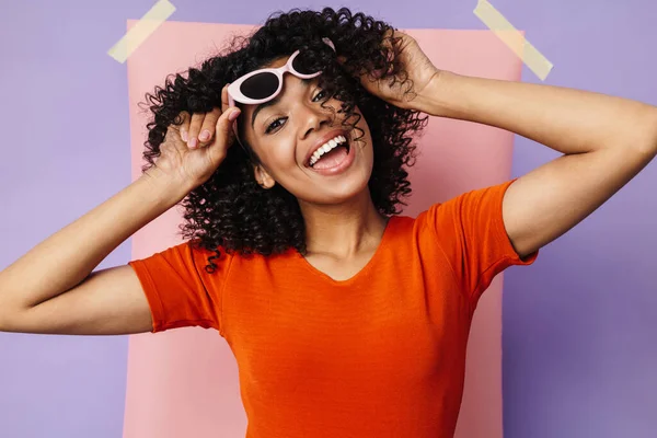Obraz Szczęśliwej Afroamerykanki Okularach Przeciwsłonecznych Uśmiechniętej Kamery Odizolowanej Kolorowego Tła — Zdjęcie stockowe