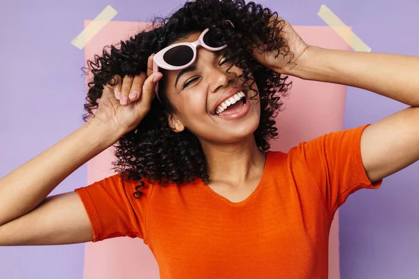 Obrázek Šťastné Africké Američanky Slunečních Brýlích Smějící Kameru Izolované Přes — Stock fotografie