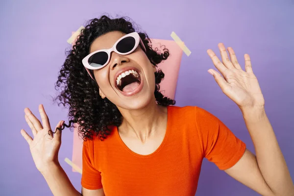 Image Une Femme Afro Américaine Excitée Lunettes Soleil Moquant Caméra — Photo