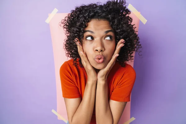 Imagen Mujer Afroamericana Complacida Haciendo Labios Beso Mirando Lado Aislado —  Fotos de Stock