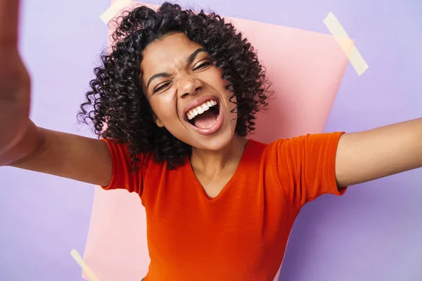 Imagem Mulher Afro Americana Excitada Sorrindo Enquanto Tira Foto Selfie — Fotografia de Stock