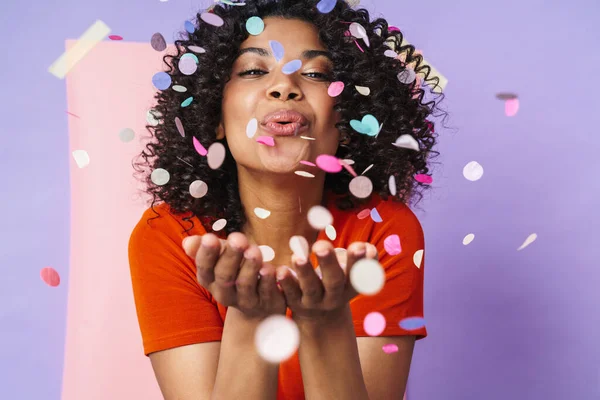Bild Einer Fröhlichen Afrikanisch Amerikanischen Frau Die Sich Mit Konfetti — Stockfoto