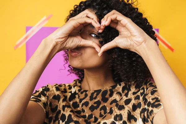 Bild Lycklig Afrikansk Amerikansk Kvinna Gör Hjärta Gest Med Händerna — Stockfoto