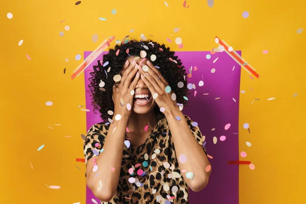 Imagem Mulher Americana Africana Engraçada Sorrindo Enquanto Cobria Seus Olhos — Fotografia de Stock