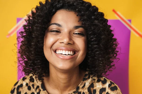 Neşeli Afrikalı Amerikalı Kadın Görüntüsü Gülümseyen Çok Renkli Arka Planda — Stok fotoğraf
