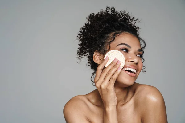 Immagine Donna Afroamericana Senza Maglietta Sorridente Con Spugna Detergente Isolata — Foto Stock