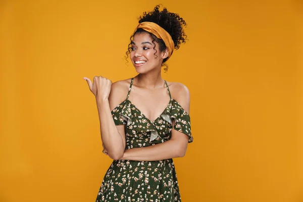 Imagem Mulher Americana Africana Feliz Sorrindo Apontando Dedo Isolado Sobre — Fotografia de Stock