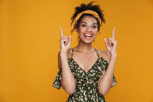 Imagem Mulher Americana Africana Excitada Apontando Dedos Para Cima Sorrindo — Fotografia de Stock