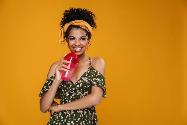 Obraz Szczęśliwej Afroamerykanki Uśmiechającej Się Pijącej Wodę Lodem Odizolowanym Nad — Zdjęcie stockowe