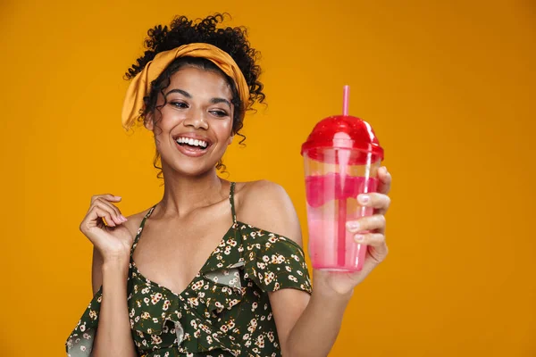 Bild Lycklig Afrikansk Amerikansk Kvinna Leende Och Dricksvatten Med Isolerad — Stockfoto