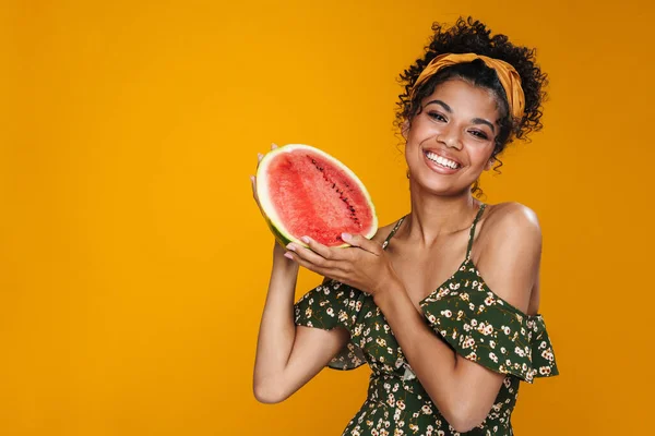Afbeelding Van Vrolijke Afrikaanse Amerikaanse Vrouw Glimlachend Terwijl Poseren Watermeloen — Stockfoto