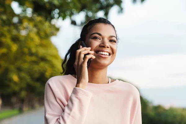 Imagem Menina Americana Africana Feliz Falando Telefone Celular Enquanto Caminhava — Fotografia de Stock