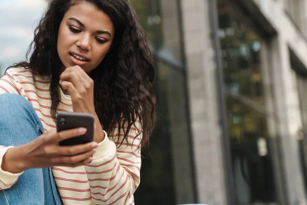 Imagen Una Chica Afroamericana Meditando Usando Teléfono Móvil Mientras Está — Foto de Stock